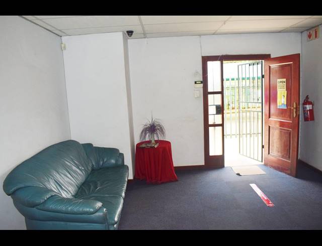 2,030M² OFFICE FOR SALE IN KEMPTON PARK CENTRAL